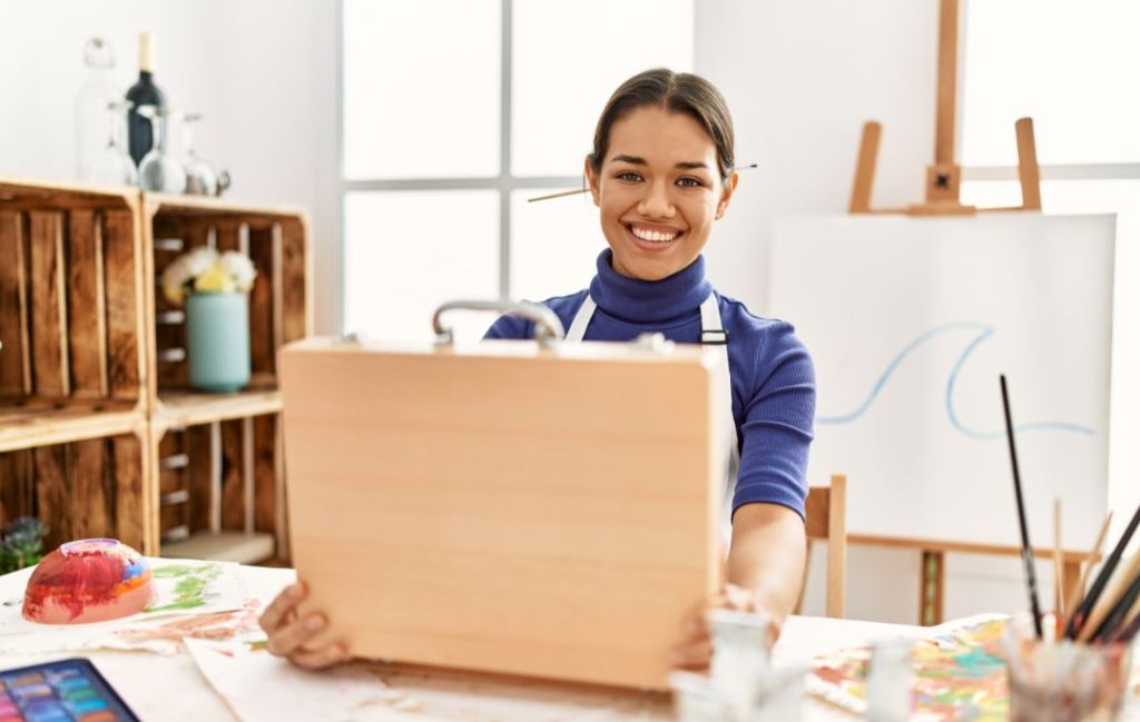 Mujer con maletín artístico