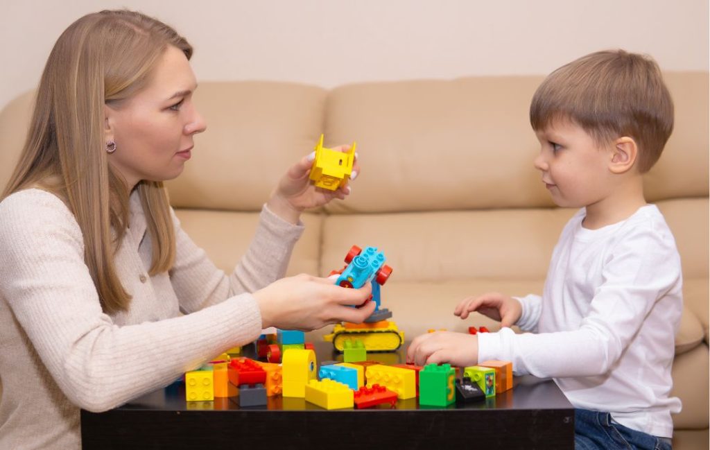 Madre y niño jugando con juegos educativos