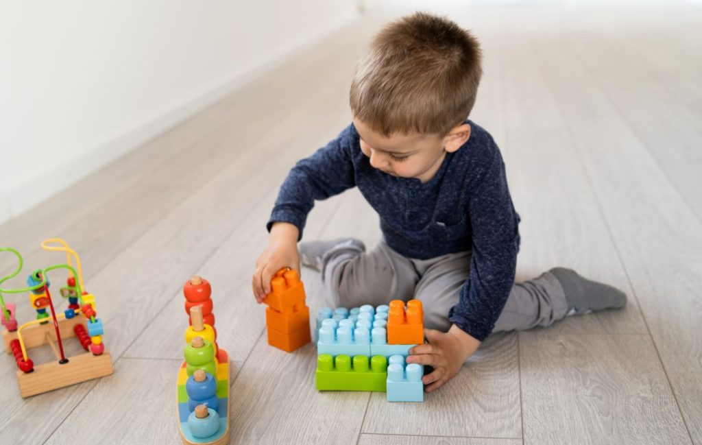Niño jugando con juego educativo