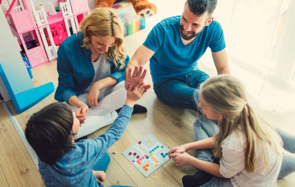 Aparece una familia jugando a juegos de verano