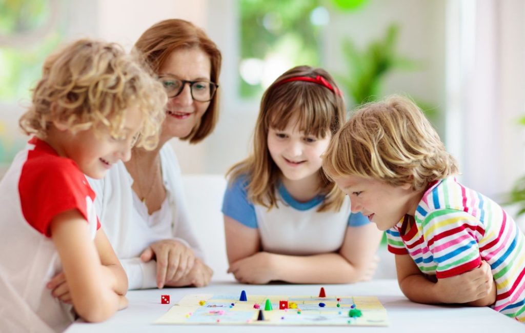 Aparece una familia jugando a juegos de verano