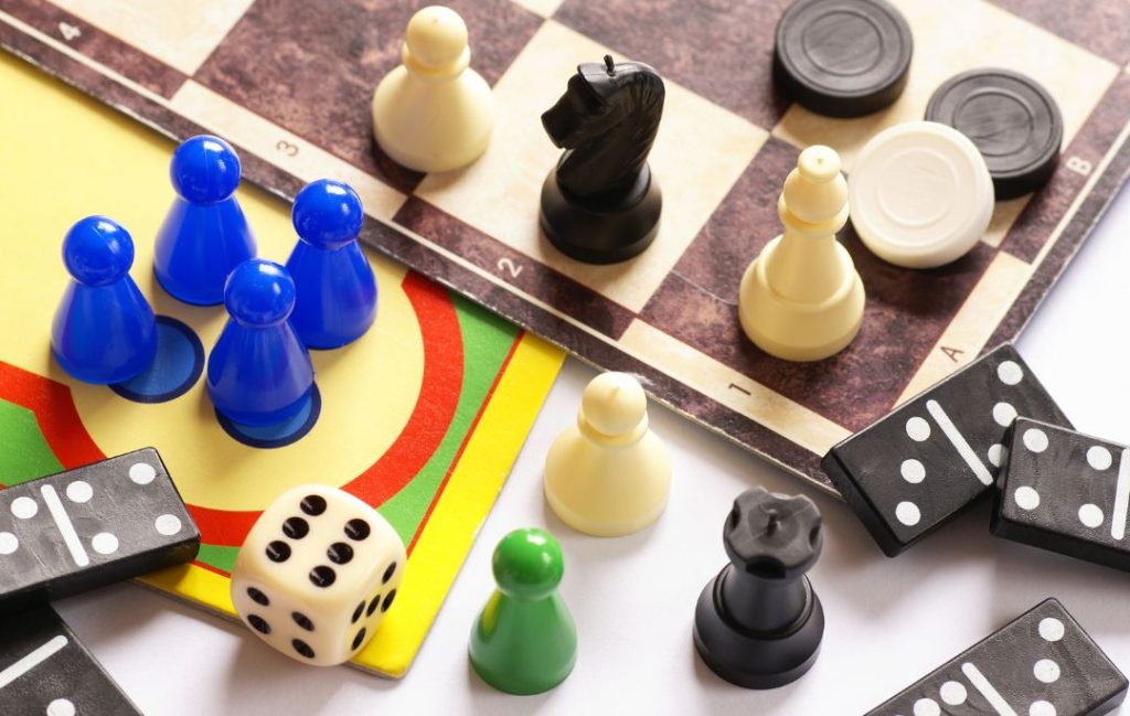 Aparece una tablera con piezas de juegos de verano